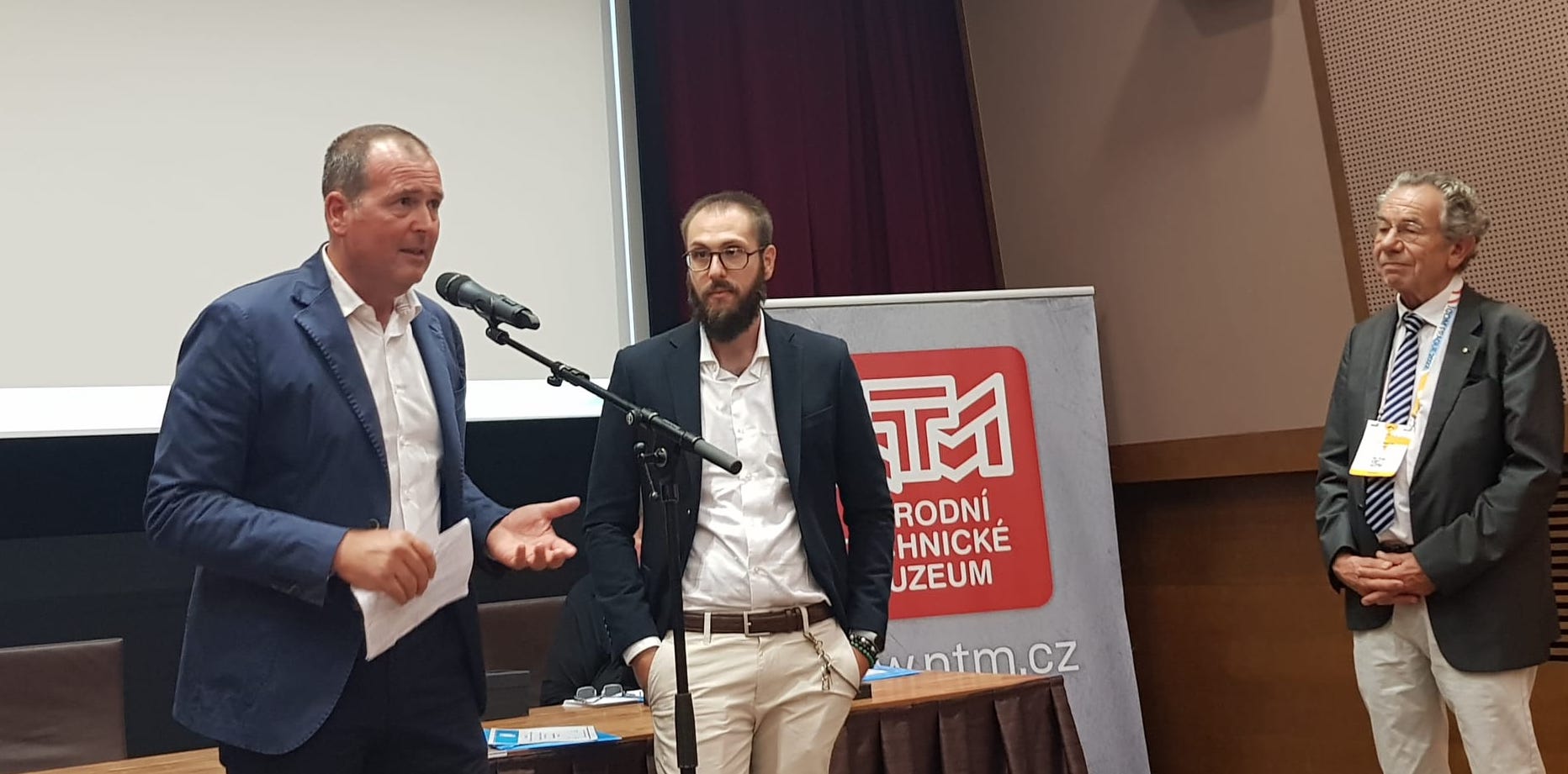 Il video sulla Tomba della Regina del progetto “Archeopaesaggio al Conero” secondo miglior progetto al mondo  Consegna del riconoscimento a Praga. Filippo Invernizzi, Resp. Ufficio Cultura ha ritirato il premio.