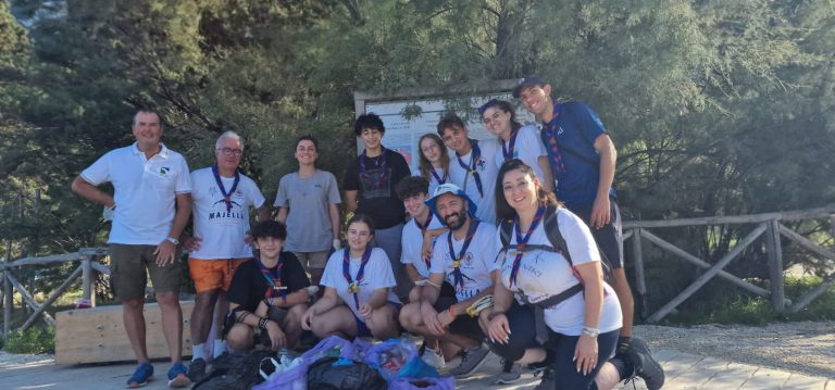Gli scout di San Benedetto del T. al lavoro a Portonovo. Tante le cicche di sigarette recuperate