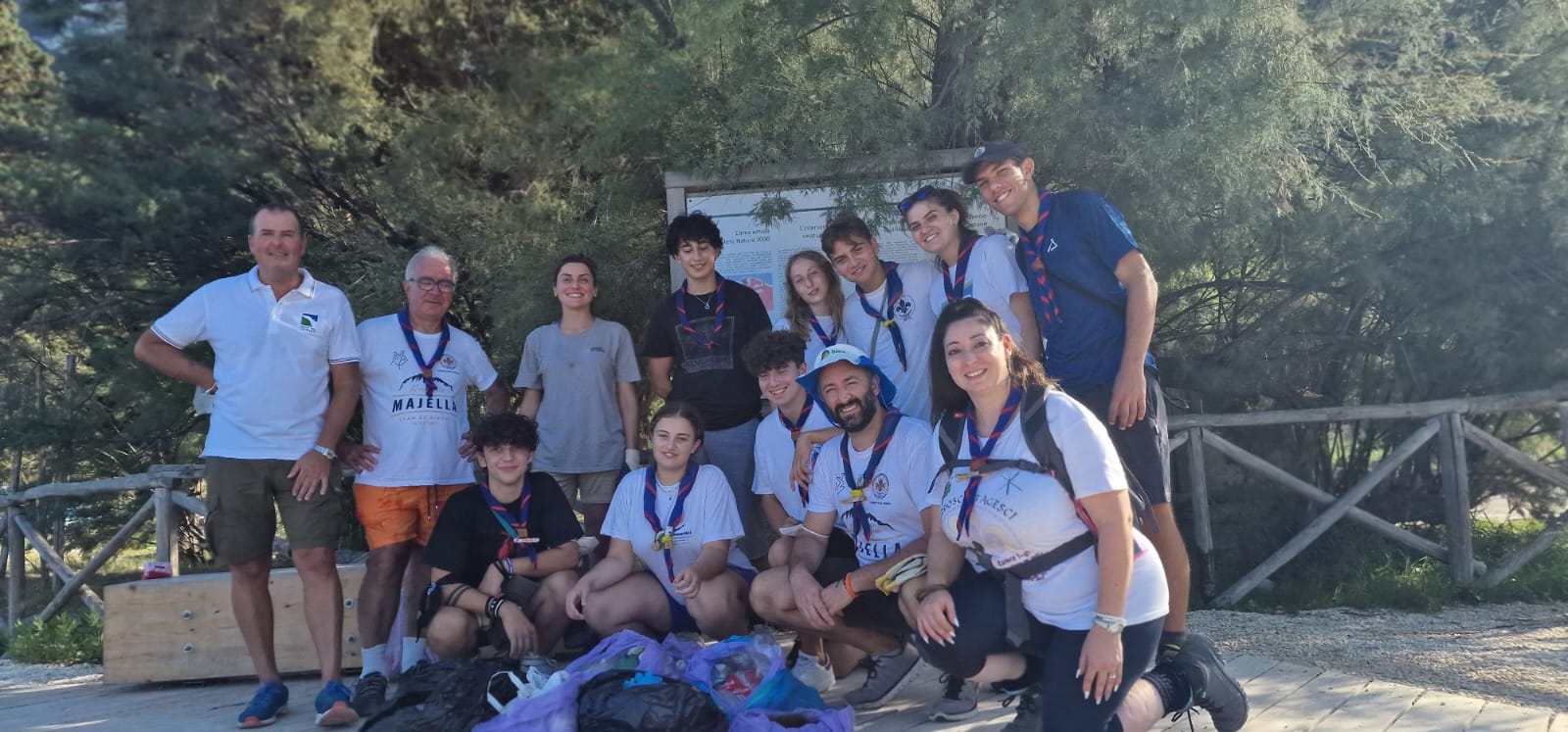 Gli scout di San Benedetto del T. al lavoro a Portonovo. Tante le cicche di sigarette recuperate