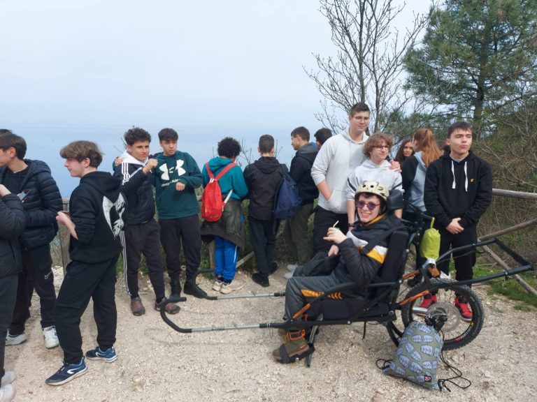ACCESSIBILITA’ – Studenti dell’Istvas di Ancona nel Parco del Conero con la joelette