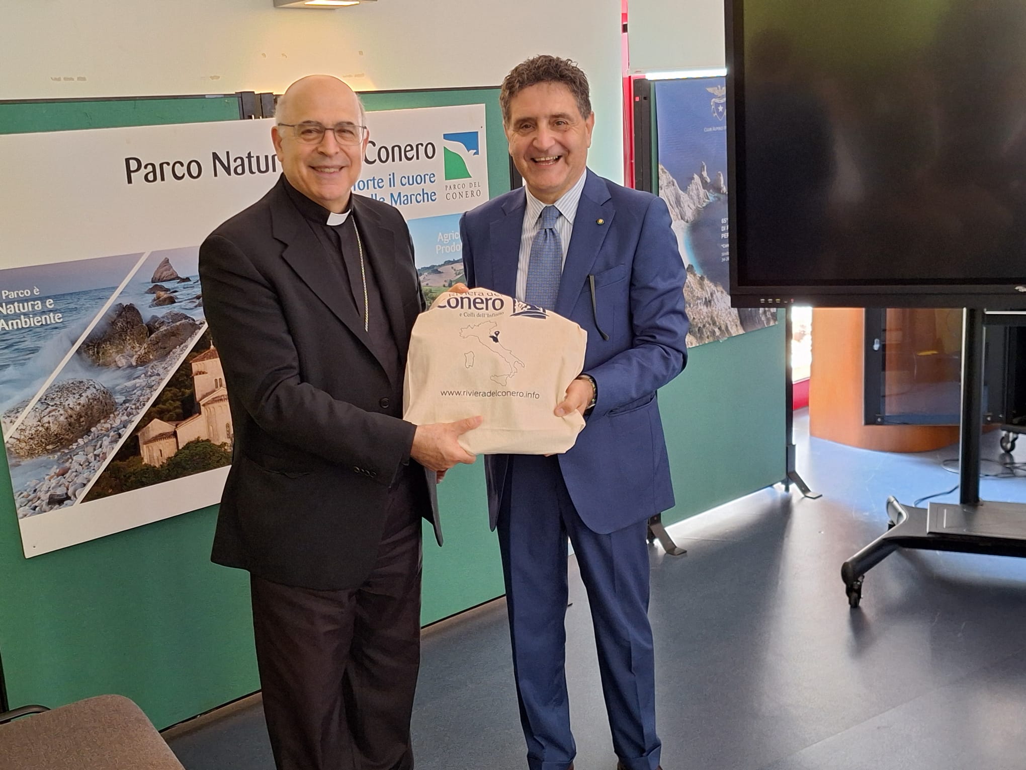 S.E. Mons. Spina, Arcivescovo di Ancona in visita al Parco del Conero