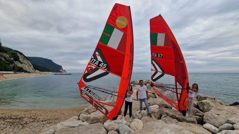 Il Parco del Conero volerà sulle onde con il windsurf di Medea Falcioni ed Elettra Fulgenzi