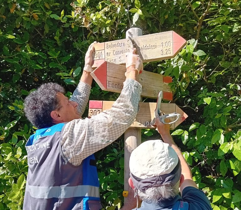 Volontari del CAI al lavoro sui sentieri ufficiali del Parco del Conero